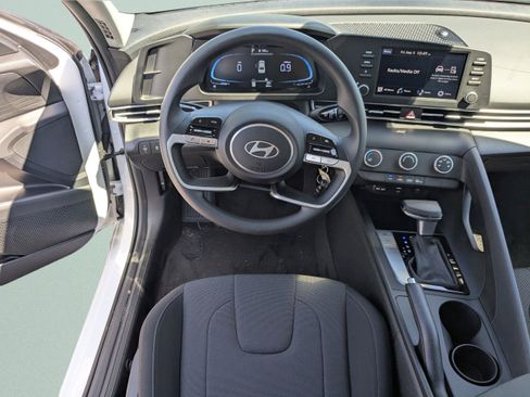 New 2025 Hyundai Elantra SE FWD image 14