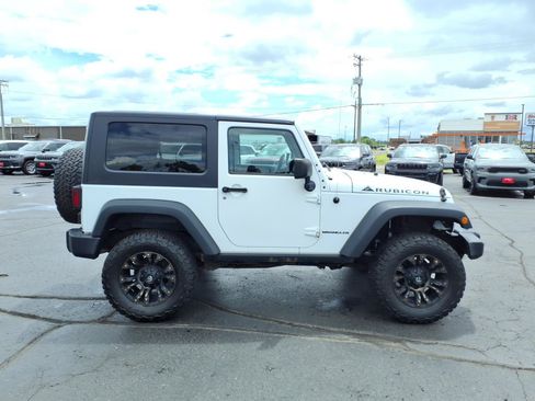 Used 2016 Jeep Wrangler Rubicon w/ Power Convenience Group AWD/4WD image 2