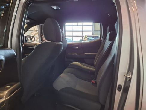 Used 2020 Toyota Tacoma TRD Off-Road w/ Technology Package image 11