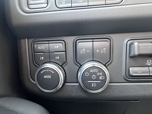 Used 2024 GMC Yukon SLT w/ SLT Luxury Package image 21