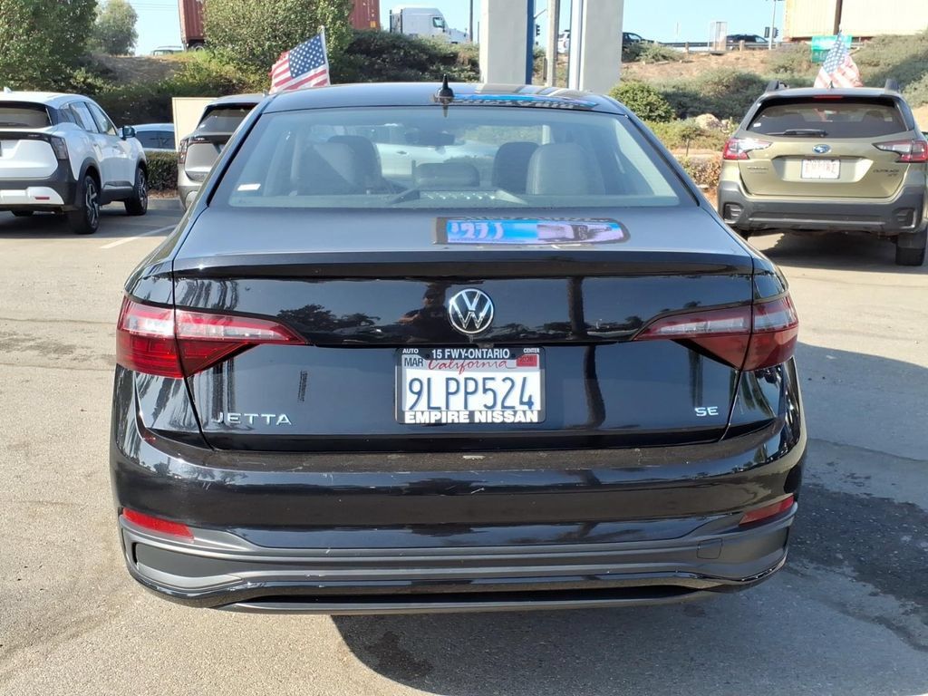 Used 2024 Volkswagen Jetta SE FWD image 4