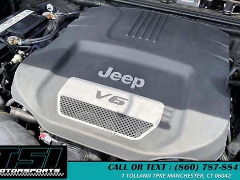 Used 2014 Jeep Wrangler Unlimited Sahara w/ Connectivity Group AWD/4WD image 30