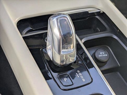 Used 2018 Volvo XC60 T8 Momentum w/ Vision Package image 12