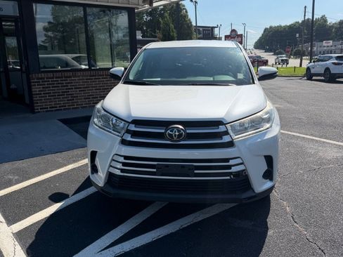 Used 2019 Toyota Highlander LE FWD image 2