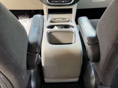 Used 2013 Dodge Grand Caravan SXT w/ UConnect Hands-Free Group FWD image 18