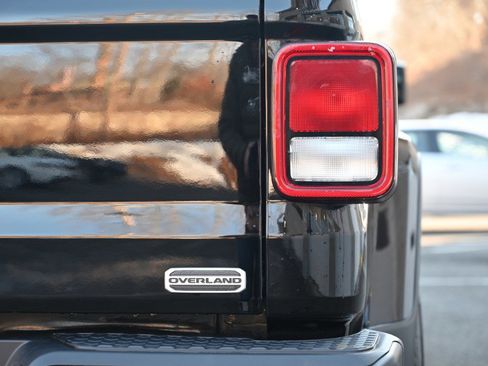 Used 2020 Jeep Gladiator Overland w/ Cold Weather Group image 11