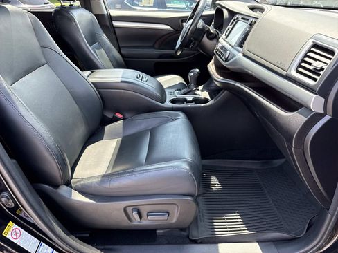 Used 2017 Toyota Highlander XLE AWD/4WD image 25