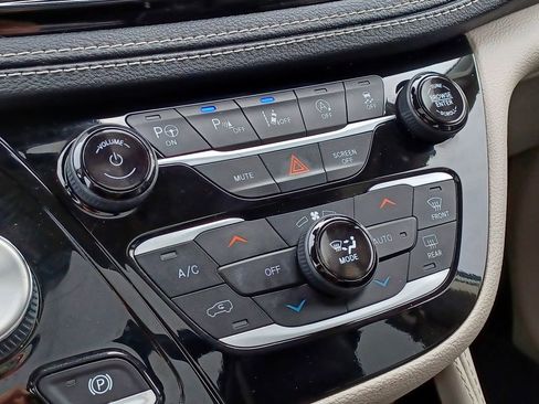 Used 2022 Chrysler Pacifica Limited image 28