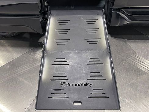 Used 2025 Toyota Sienna XLE image 25