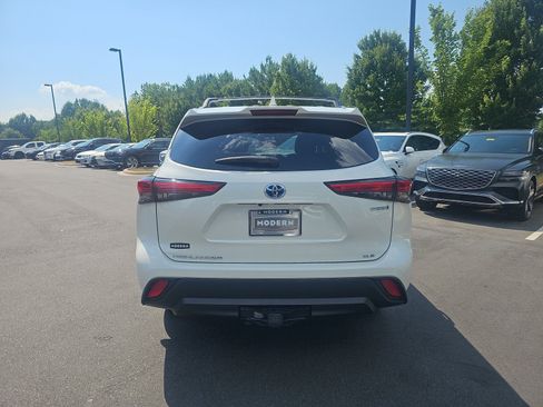 Used 2021 Toyota Highlander XLE AWD/4WD image 8
