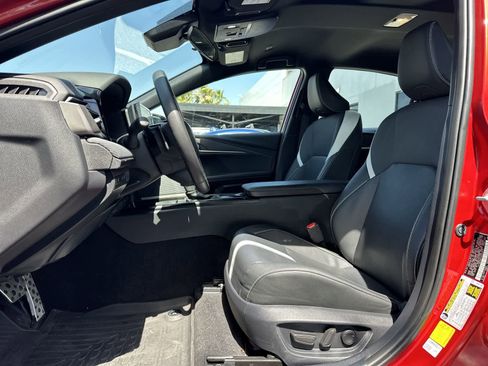 Used 2025 Toyota Camry SE AWD/4WD image 3