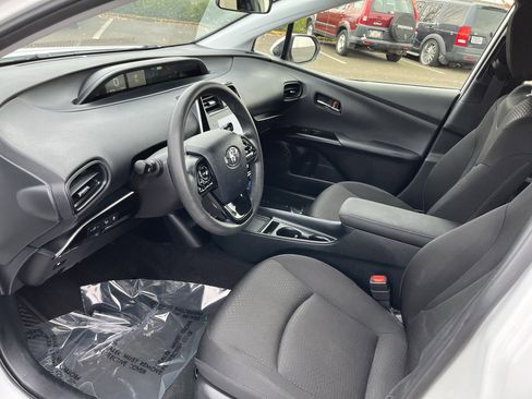 Used 2022 Toyota Prius L Eco image 9