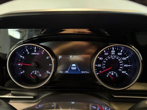 Used 2022 Kia Carnival EX FWD image 13