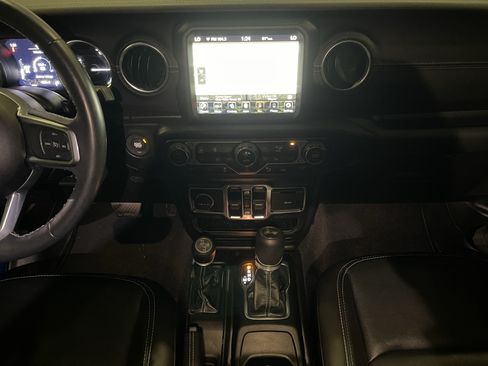 Used 2022 Jeep Wrangler Unlimited Sahara w/ Cold Weather Group AWD/4WD image 17