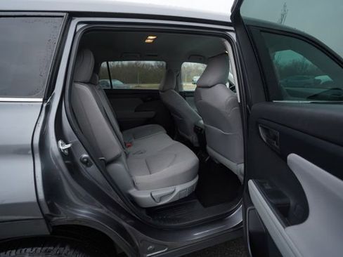Used 2024 Toyota Highlander LE image 22