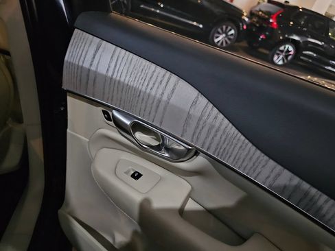 Certified 2025 Volvo XC90 T8 Plus w/ Protection Package Premier AWD/4WD image 9