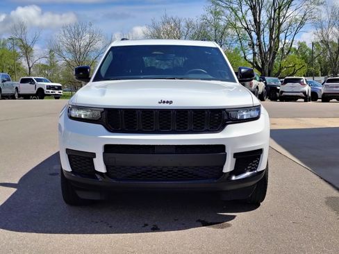 Used 2023 Jeep Grand Cherokee L Laredo AWD/4WD image 7