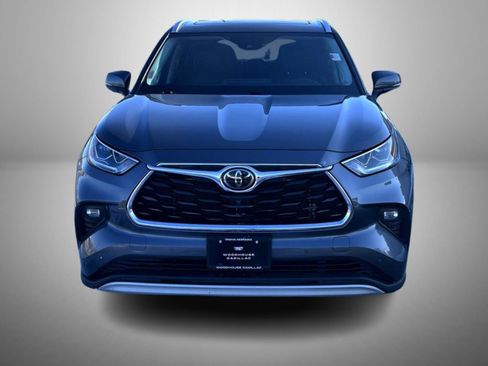 Used 2021 Toyota Highlander Platinum image 2