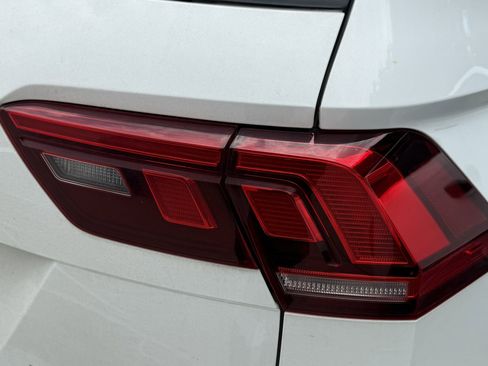 Used 2021 Volkswagen Tiguan SE R-Line FWD image 10
