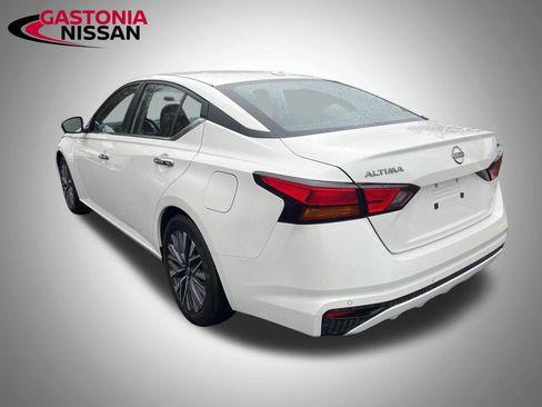 Used 2024 Nissan Altima 2.5 SV image 10