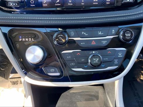 Used 2023 Chrysler Pacifica Limited image 16