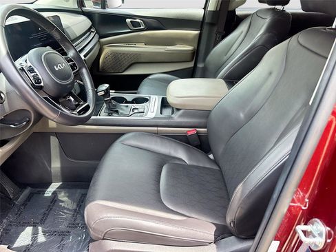 Used 2025 Kia Carnival FWD image 22