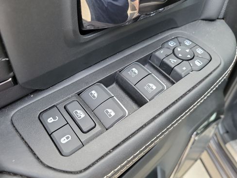Used 2025 RAM 2500 Limited AWD/4WD image 18