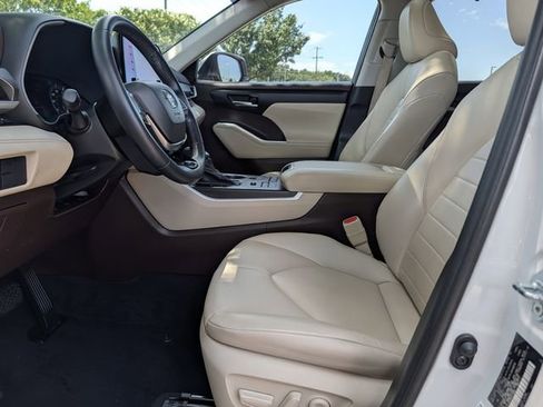 Used 2021 Toyota Highlander XLE AWD/4WD image 27