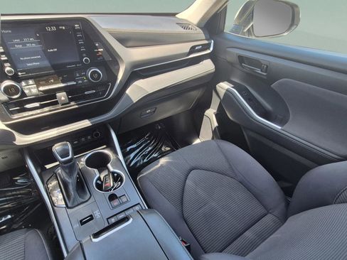 Used 2021 Toyota Highlander LE FWD image 14