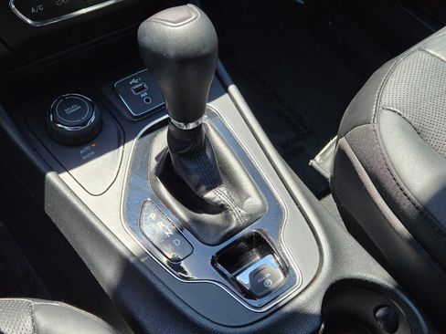 Used 2019 Jeep Cherokee Limited AWD/4WD image 23