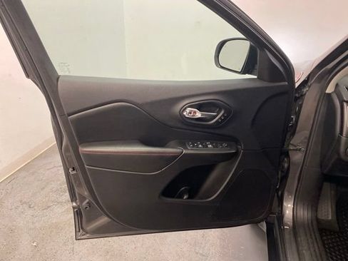 Used 2019 Jeep Cherokee Trailhawk AWD/4WD image 20