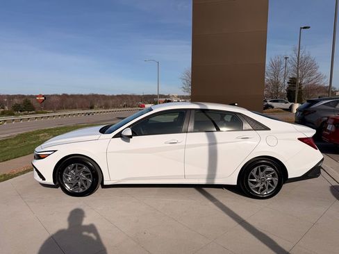 Used 2025 Hyundai Elantra Hybrid image 2