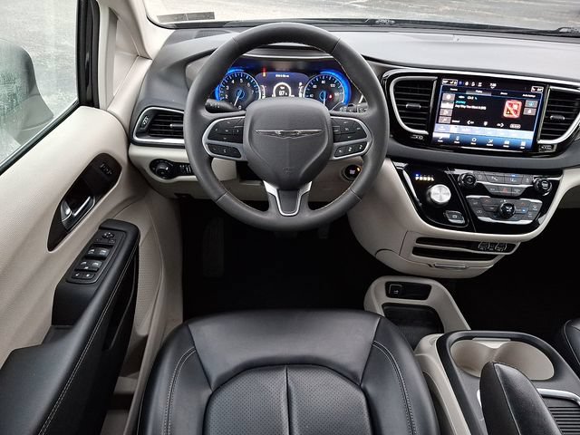 Used 2023 Chrysler Pacifica Touring-L FWD image 12