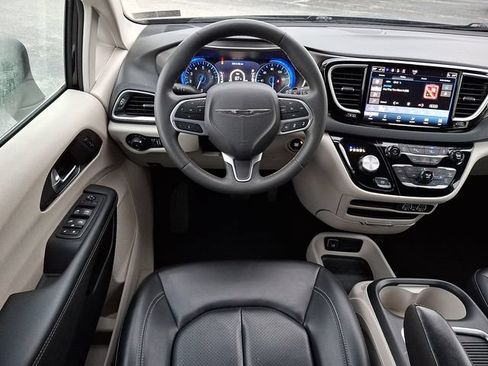 Used 2023 Chrysler Pacifica Touring-L FWD image 12
