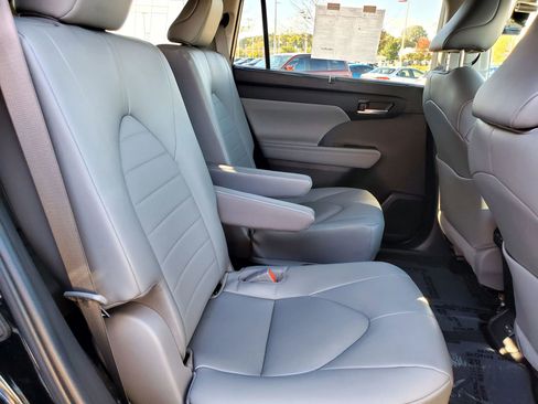 Used 2023 Toyota Highlander XLE image 13
