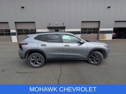 Used 2025 Chevrolet Trax LT w/ LT Convenience Package image 5
