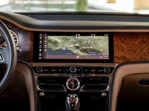 Used 2022 Bentley Flying Spur Plug-In Hybrid image 21