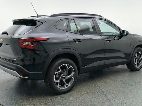 Used 2025 Chevrolet Trax LT w/ LT Convenience Package FWD image 9