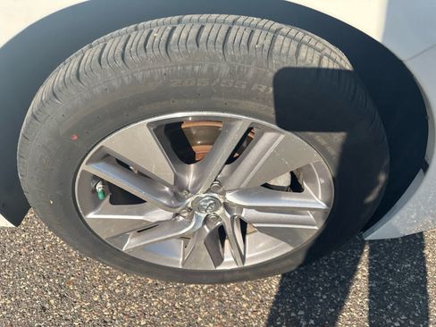 Used 2014 Toyota Corolla LE FWD image 10