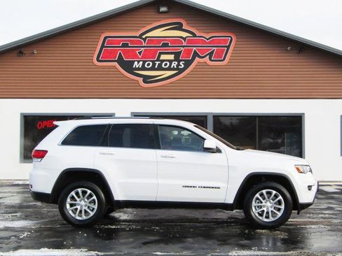 Used 2021 Jeep Grand Cherokee Laredo image 3