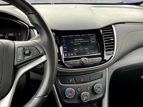 Used 2022 Chevrolet Trax LT w/ LT Convenience Package AWD/4WD image 11