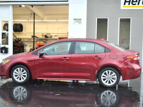 Used 2025 Toyota Corolla LE image 3