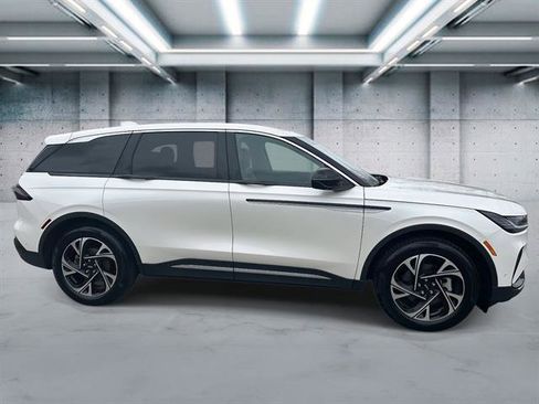 Used 2024 Lincoln Nautilus Premier image 3