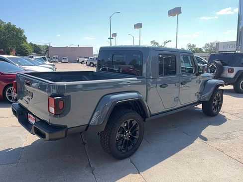 Used 2024 Jeep Gladiator Sport AWD/4WD image 6