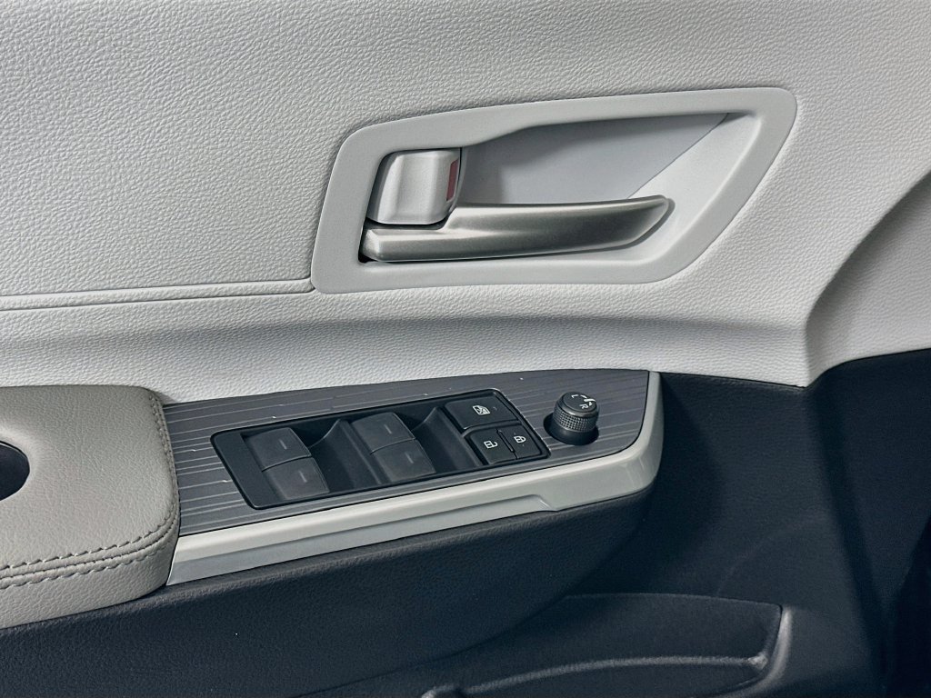 Used 2026 Toyota Sienna XLE FWD image 18