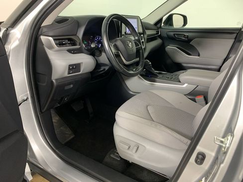 Used 2023 Toyota Highlander LE AWD/4WD image 32