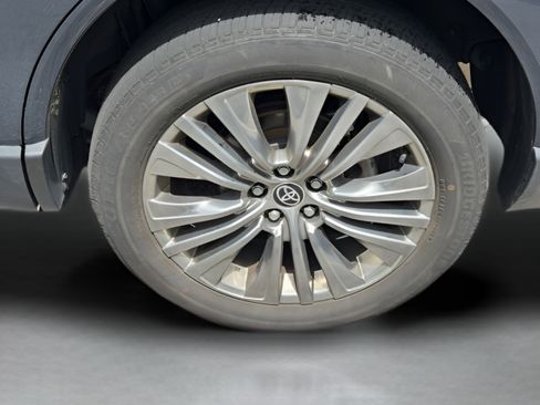 Used 2023 Toyota Venza XLE AWD/4WD image 29