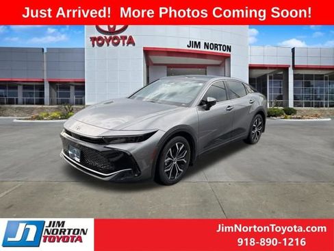 Used 2023 Toyota Crown Limited image 2