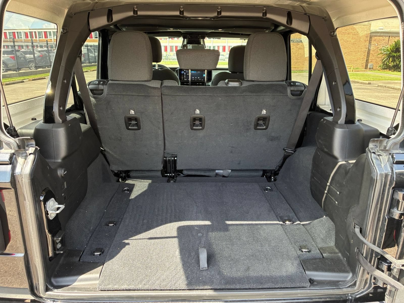 Used 2025 Jeep Wrangler Unlimited Sahara AWD/4WD image 29