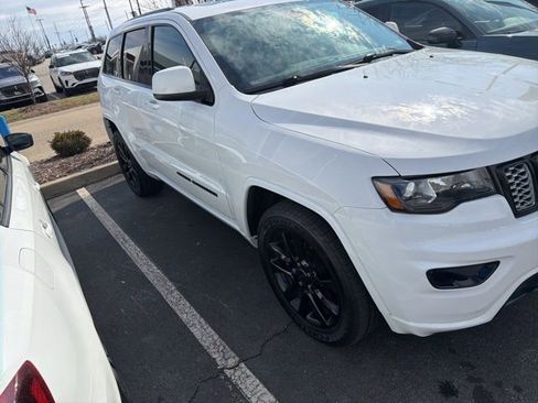 Used 2020 Jeep Grand Cherokee Altitude image 3